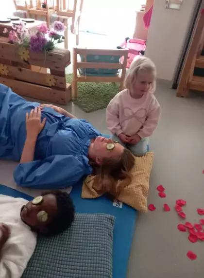 496253317_2851536871685440_3602544208342751738_n -  - Moederdag in de peuterklas