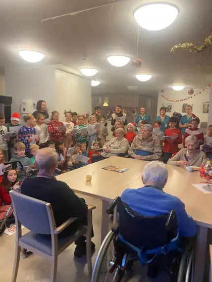 600882189_2990319917820608_7554540580472322807_n -  - Zingen voor een glimlach in het woonzorgcentrum