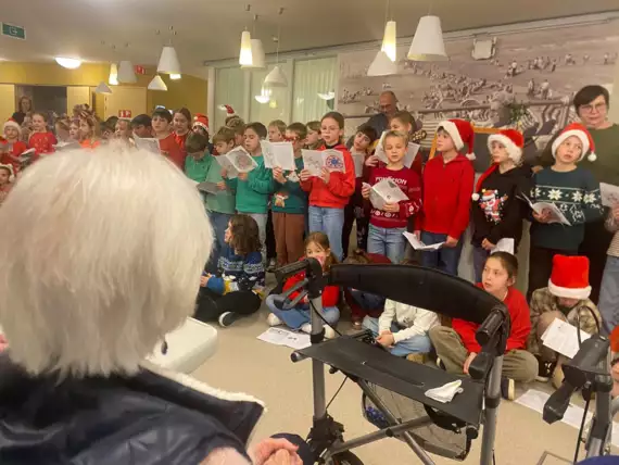 600878011_2990319944487272_1110588238719525493_n -  - Zingen voor een glimlach in het woonzorgcentrum