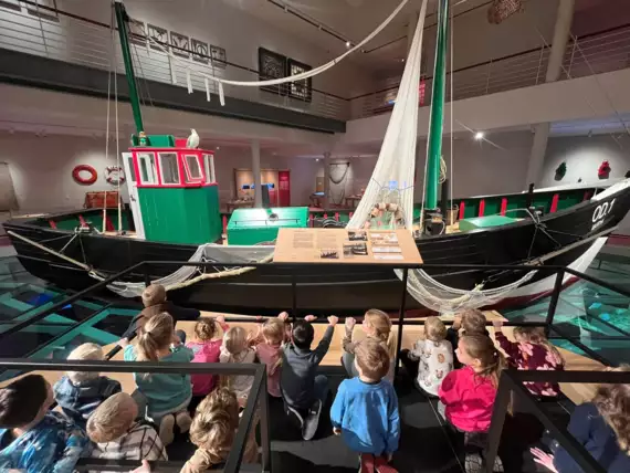 466668070_10161855978802661_2046326411990874872_n -  - 1ste leerjaar naar het visserijmuseum
