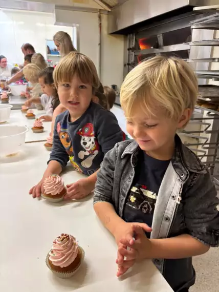 586076540_10240234732313055_6778183885447185982_n -  - Van deeg tot cupcake: een zoete uitstap