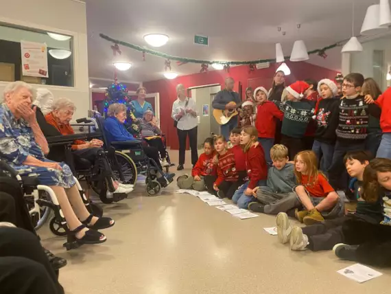 600354834_2990319911153942_5264677287097592101_n -  - Zingen voor een glimlach in het woonzorgcentrum