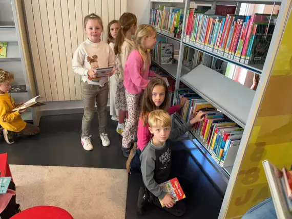 462088762_1328513368117128_7194649003528069793_n -  - 2de leerjaar naar de bib