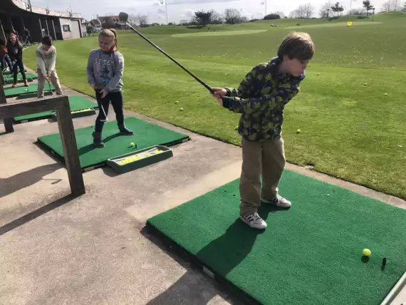 Golfinitiatie 3de leerjaar-417695863_2397650490420890_1332897167234796203_n