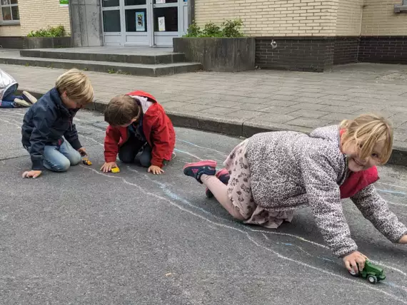 Thema verkeer afsluiten in K3-382103619_10160884766229477_3485166750512447193_n