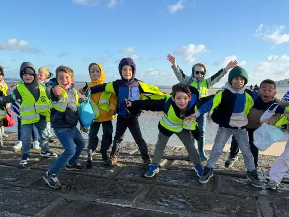 Strandwandeling in de wind en in het zonnetje-571215993_2596179784049467_471677562073496471_n