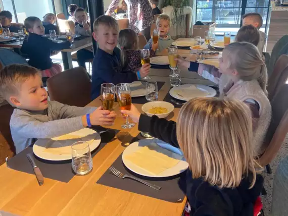 2de kleuter gaat op restaurant-402562849_10232250027740431_2295337320294531569_n