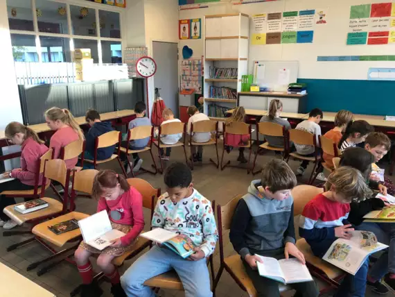 Boekencarroussel in 3B-398354729_10161275991454490_3257438074907852493_n