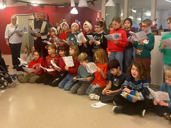 Zingen voor een glimlach in het woonzorgcentrum-600343870_2990319874487279_4027166080096104042_n