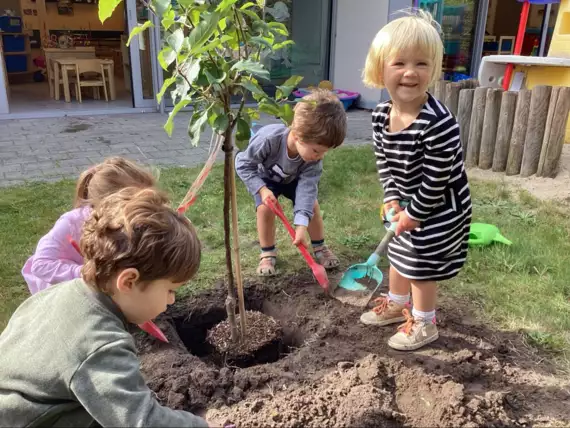 Van appelbeignets tot een appelboom in onze peutertuin!-Afbeelding(4) (1)