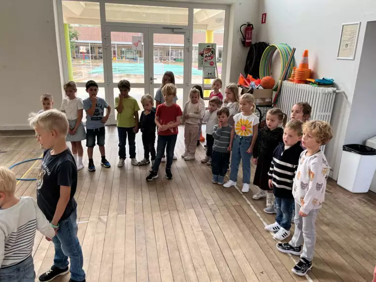 459480284_1313422479626217_5505004147809716993_n -  - 2de leerjaar helpt de kleuters in de turnles